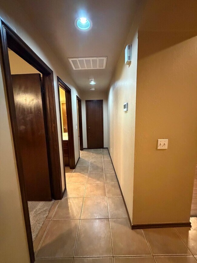 Building Photo - 3 bd/2 ba on Half acre - Edmond Schools