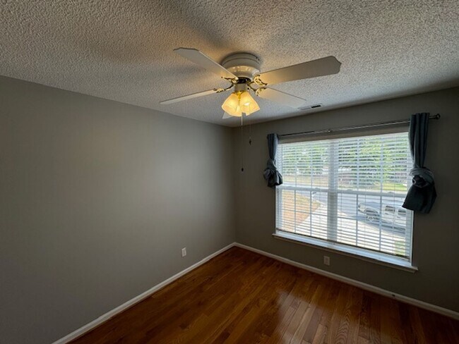 Building Photo - Pre-lease now for August!