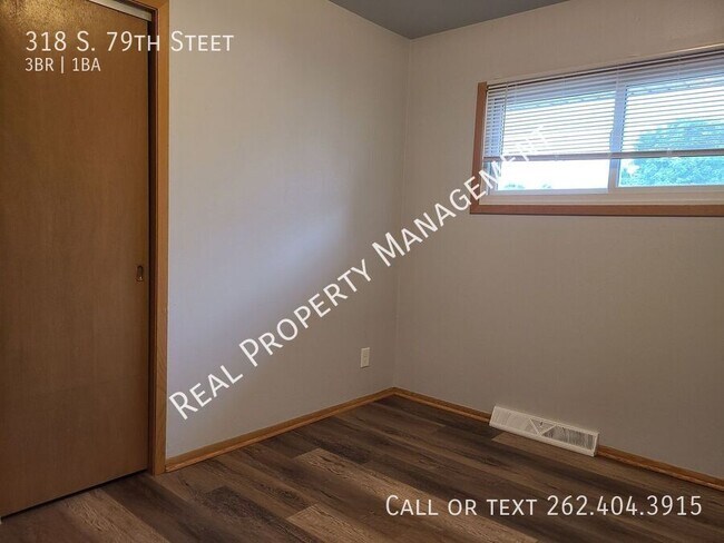 Building Photo - 318 S 79th St