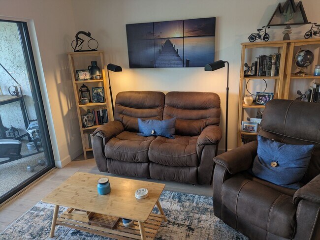 Building Photo - SEASONAL/SHORT TERM TURNKEY condo