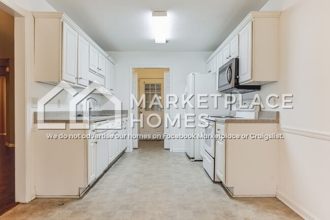 Building Photo - 1700 Crabtree Cir