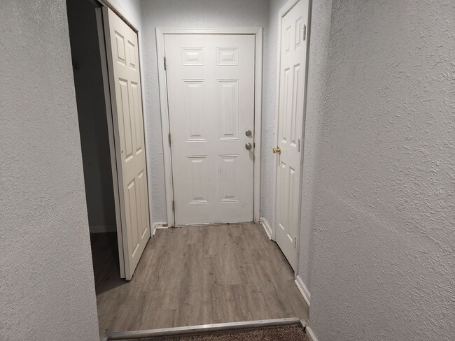 Building Photo - 2043 Maywood St