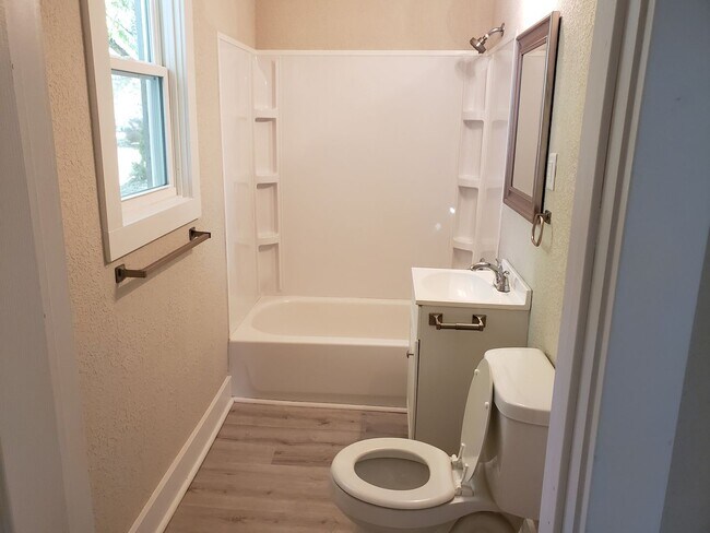 Building Photo - Spacious 2-Bedroom, 1-Bathroom Home AVAILABLE NOW!!