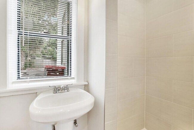 Building Photo - 413 36th St