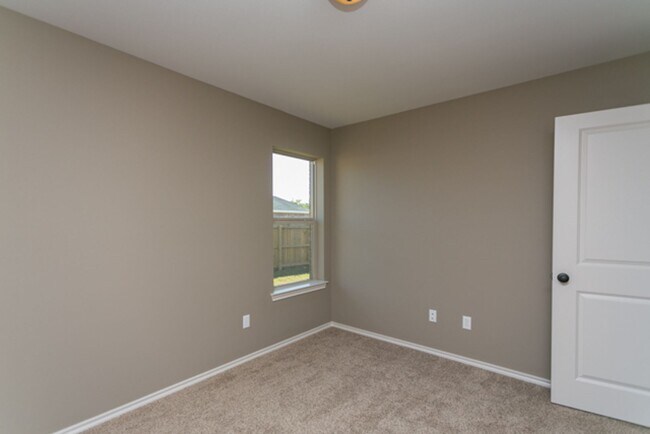 Building Photo - MOVE IN READY- Single Family Home- 3bedroo...