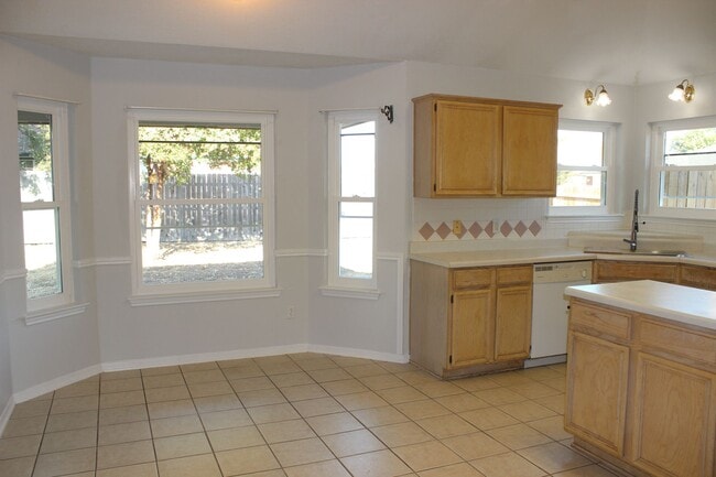 Building Photo - Charming 3-Bedroom Home in Jamesway Addition – Available Now!