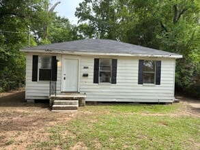 Building Photo - Remodeled 3 Bedroom Home with bonus room!