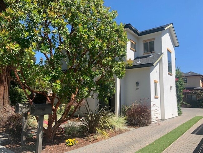 Building Photo - Beautiful Home Downtown Menlo Park