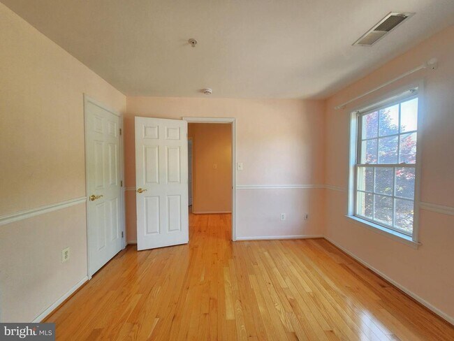 Building Photo - 917 Crestfield Dr