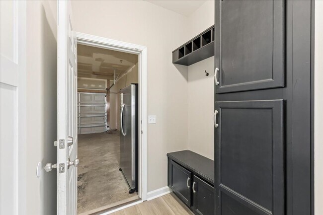 Building Photo - Spacious 5-Bedroom Home in the Live Oak Co...