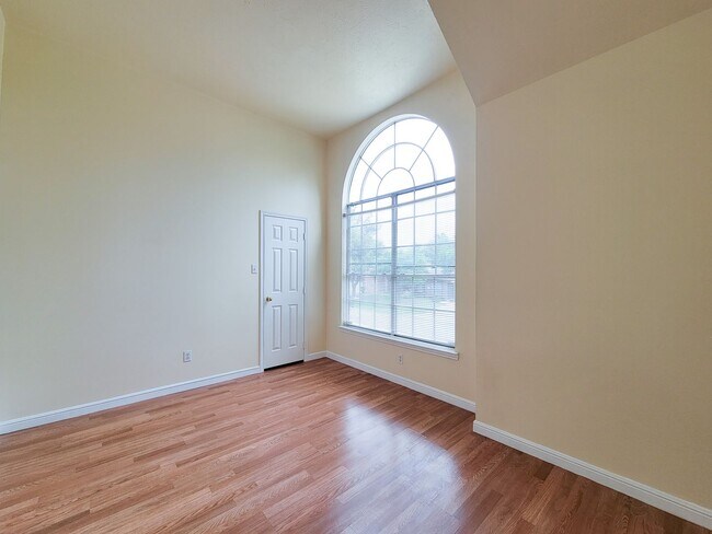 Building Photo - NICE CLEAN HOME. FORMAL LIVING DINING , DEN, BIG KITCHEN WITH BRAKFAST ROOM. TILE FLOOR IN KITCHE...