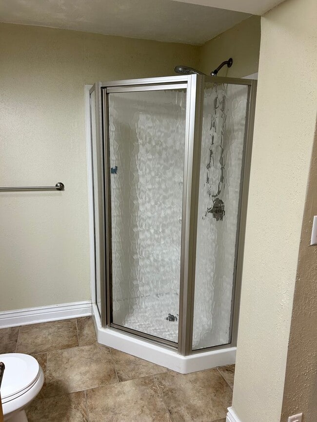 Building Photo - Large Beautiful Home!