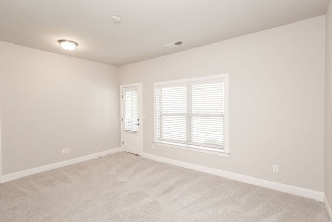Building Photo - 3 story townhome in a great location in Chamblee