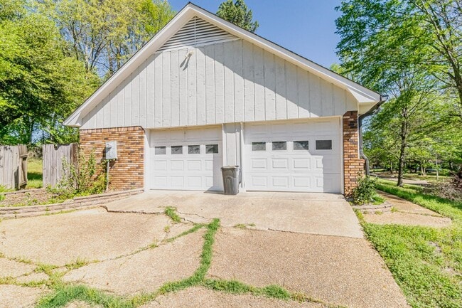 Building Photo - 703 Parker Dr