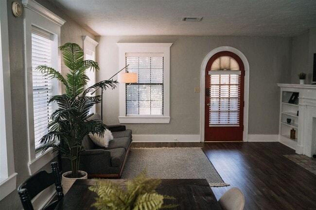 Building Photo - Beautiful Historic 2 Bed 1 Bath Duplex in the Plaza District!!