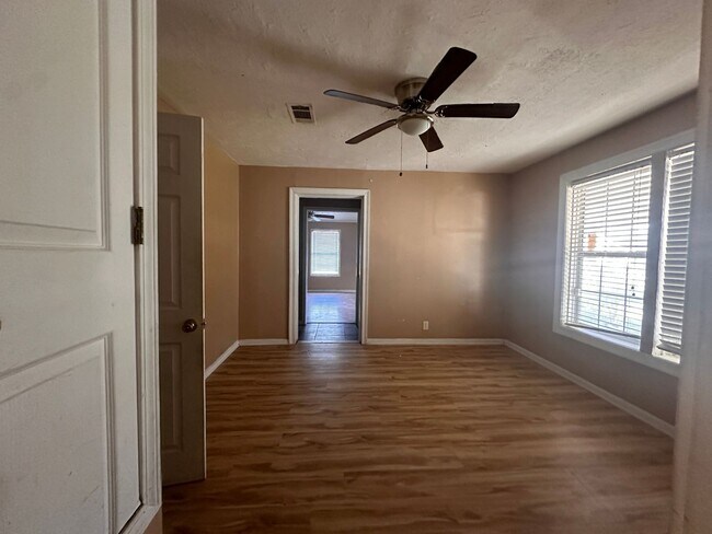 Building Photo - Spacious 3/2 available now!