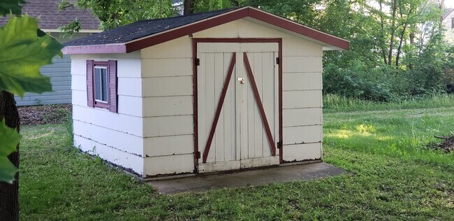 Building Photo - 3 bedroom 1 bath house