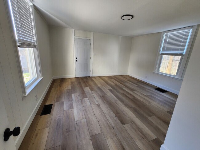 Building Photo - Spacious 4-bedroom house in Hamilton available mid-May