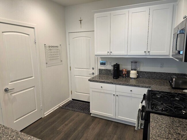 Building Photo - Gorgeous new townhome in West Murrieta wit...