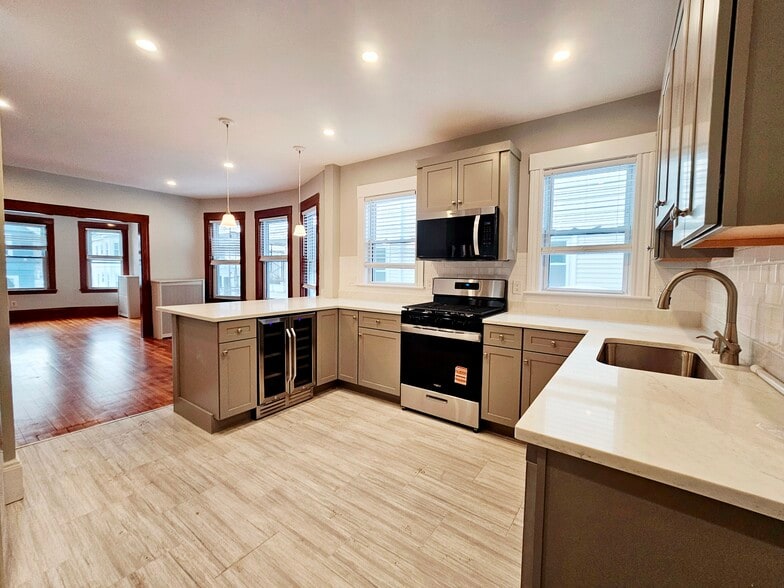 Building Photo - 69 Turner St