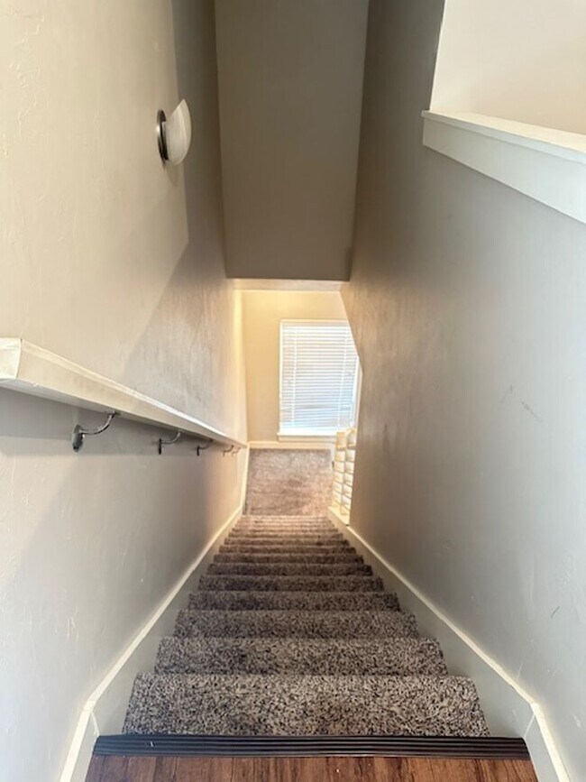 Building Photo - Beautiful 2 Story Duplex - Edmond Schools - Open Concept