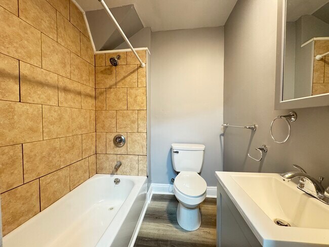 Building Photo - 959 Winchester Ave