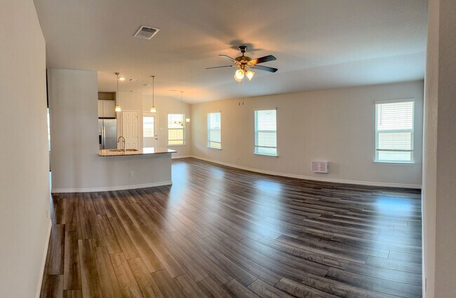 Building Photo - Available NOW This charming 1 story, 3 bed...