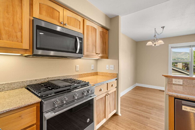 Building Photo - 913 Plum Ridge Dr