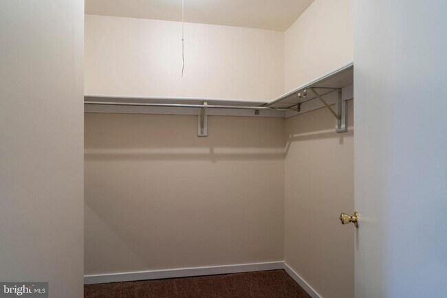 Building Photo - 506 St Albans Ct