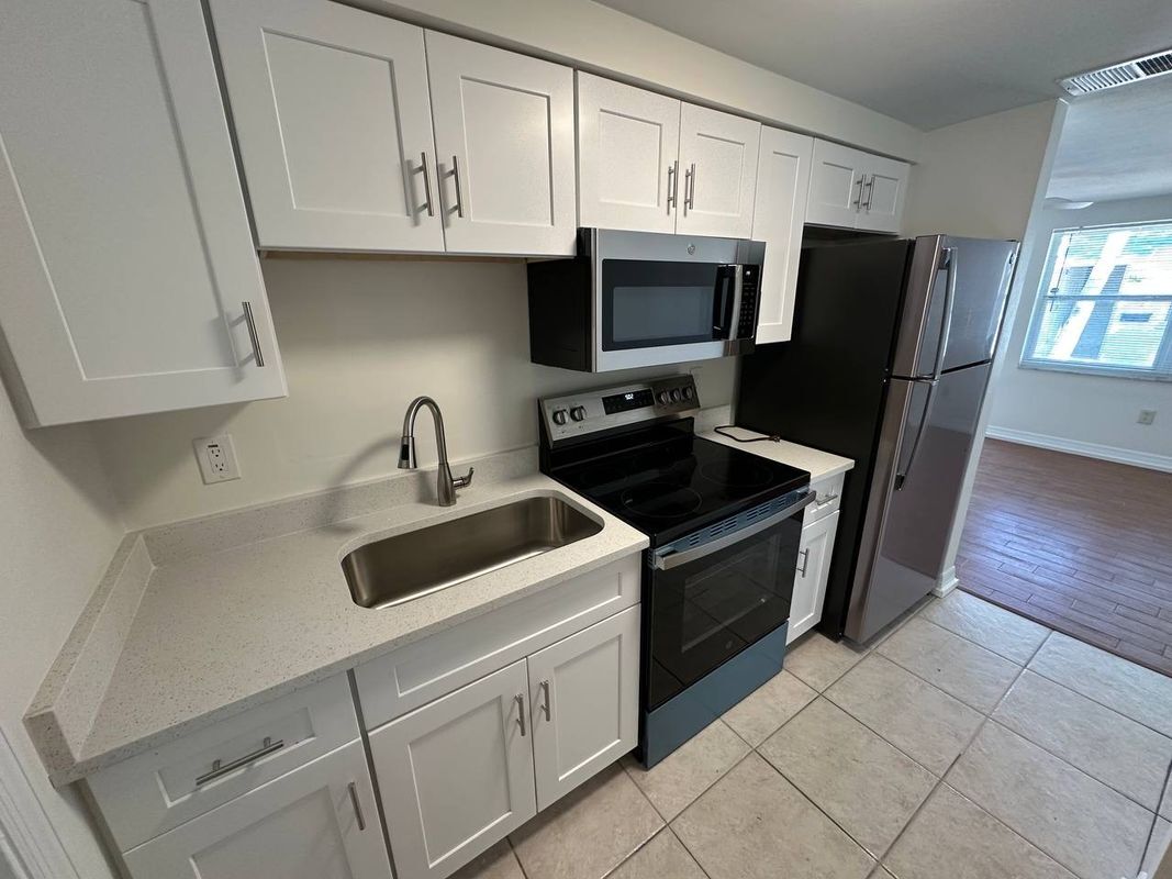 Building Photo - 453 90th Ave N