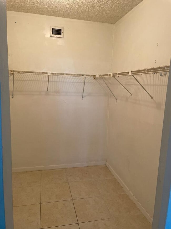 Building Photo - 3900 NW 76th Ave