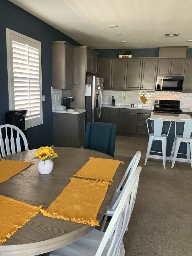 Building Photo - Riverside Home