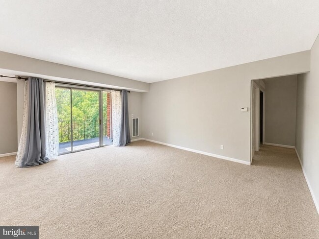 Building Photo - 3830 Lyndhurst Dr