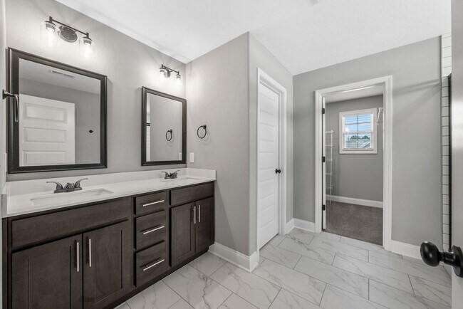 Building Photo - Beautiful 4-Bedroom Home with Modern Comfo...