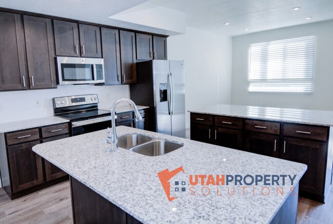 Building Photo - 1055 W 400 S