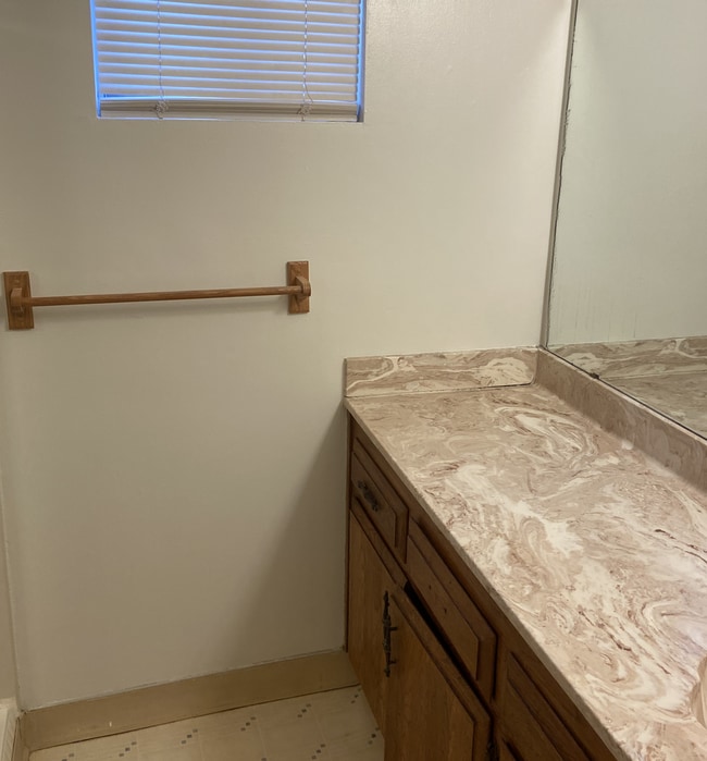 Building Photo - Large 3 Bedroom, 2 Bath Home on NE