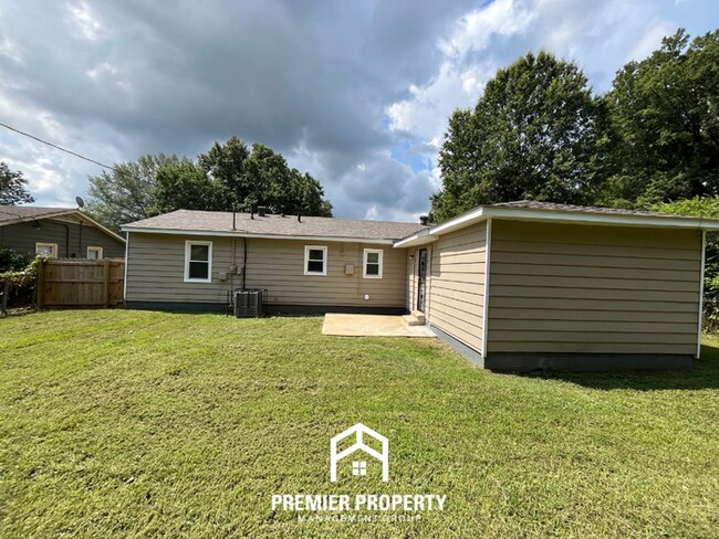 Building Photo - Charming 3BR/1BA Memphis Rental with Hardwood Floors & Open Kitchen!