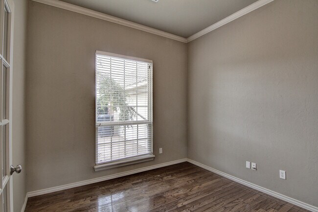 Building Photo - Spacious 3 bedroom/ Study -2264 sq ft.- Edmond Schools - Close to Quail Springs and Chisholm Cree...