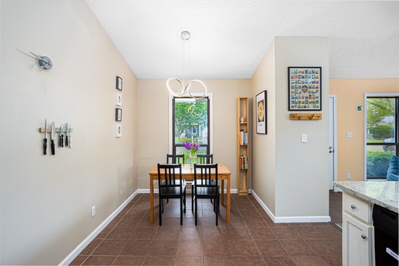 Building Photo - 2419 Sanford Dr