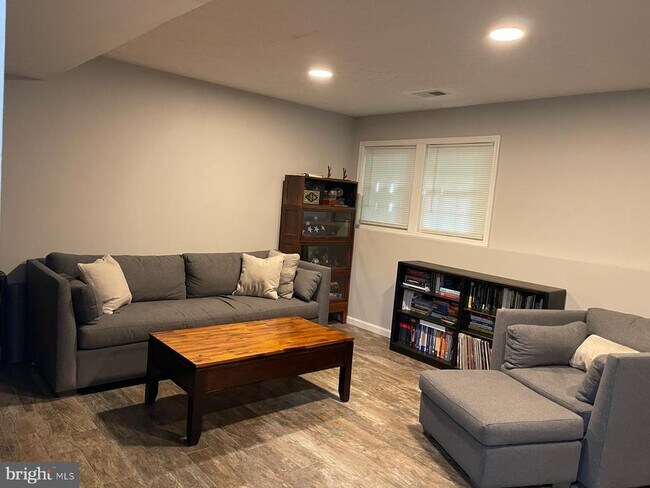 Building Photo - 4129 Trowbridge St