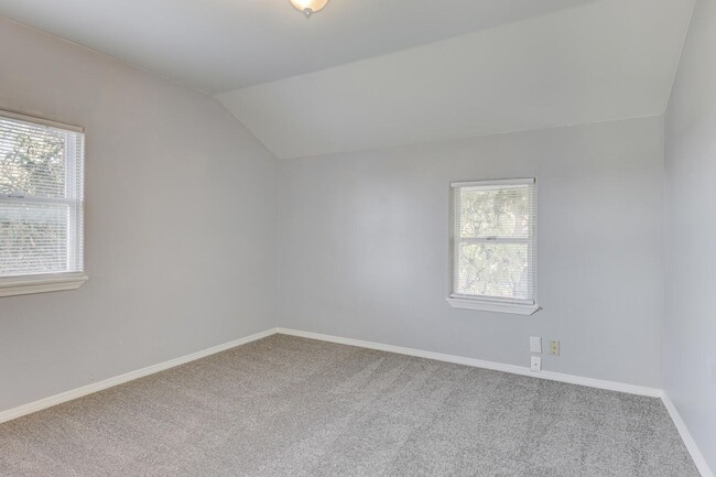 Building Photo - Dewey Duplex