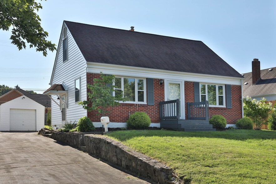 Building Photo - 5586 Emerson Ave