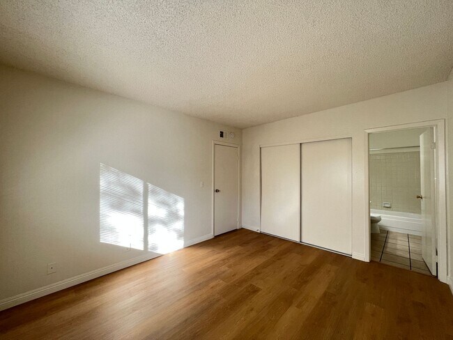 Building Photo - Sierra Oeste