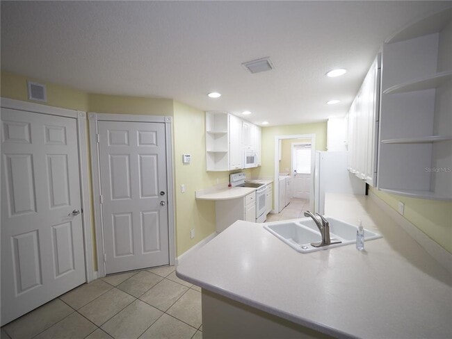 Building Photo - 1648 Napoli Dr W