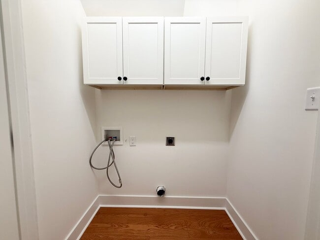 Building Photo - 4-Bedroom HOA Townhome with Pool Access Near Downtown Cookeville