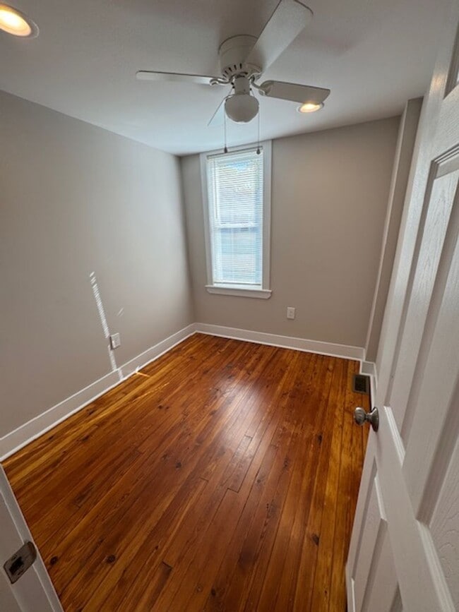 Building Photo - Beauty in Marconi Park West 3 Beds finishe...