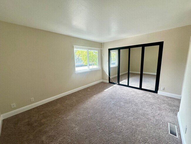 Building Photo - 2 Bed (Both are Master-Suites) and 2.5 Bat...