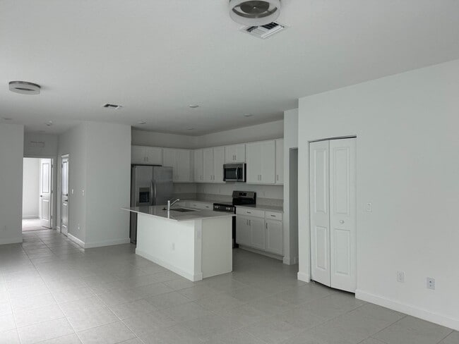 Building Photo - 4663 Hollister Ave