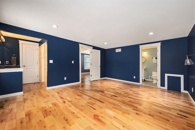 Building Photo - 42198 Roscommon St