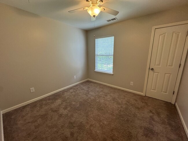 Building Photo - Move-in Ready! **Move-in Special** $250 of...